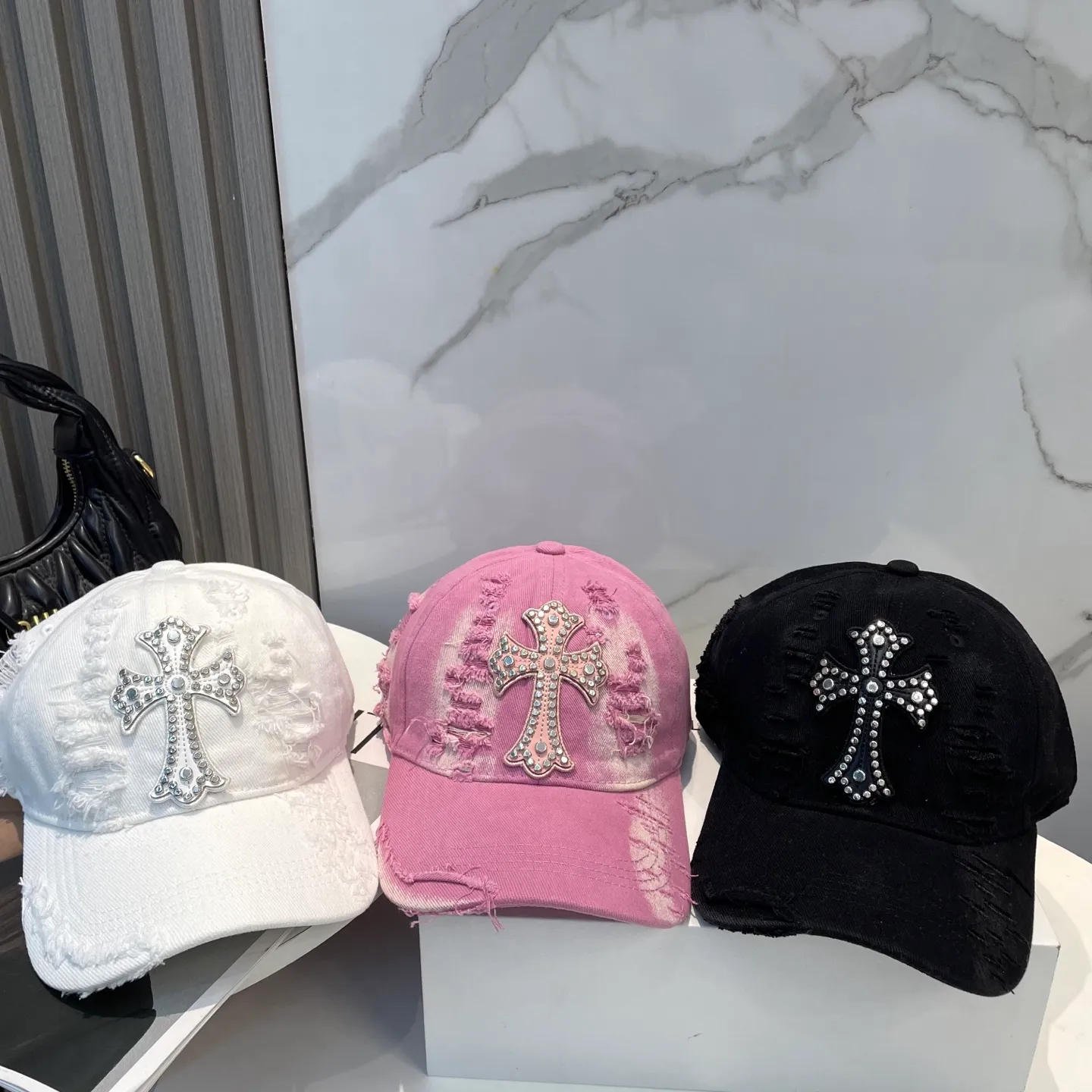 P66 Crow Heart 🆕🆕New baseball cap, stylish and classic cross logo, casual with a cool feeling, unisex style, same style for men and women! Very easy to match! Head circumference: 56-58cm is available